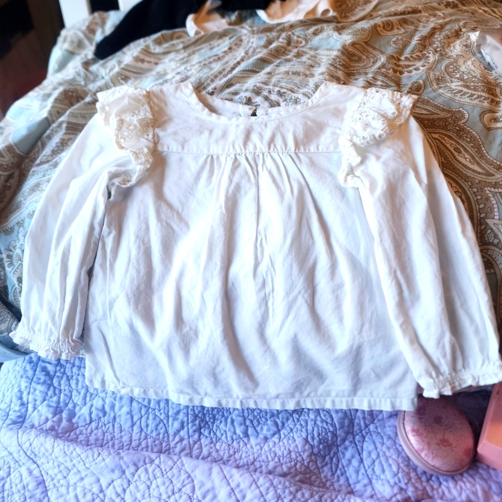 *nd 2T white ls blouse with eyelet flutters